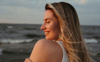 How to Fake a Day at the Beach With Your Makeup