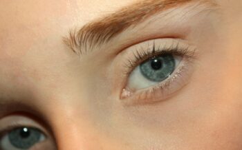 Low-Contrast Brows Are the Summer's Softest Trend