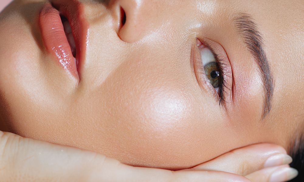 <![CDATA[A Celebrity Makeup Artist Just Convinced Me to Use Blush as a Color Corrector]]>
