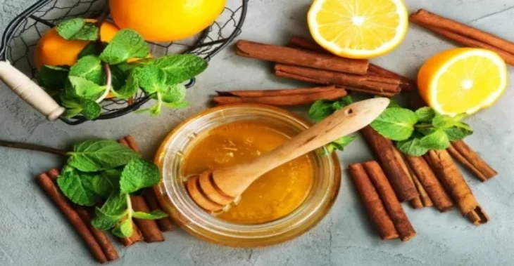 Natural lemon and honey mask for calm and hydrated skin
